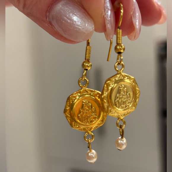 Vintage earrings gold tone Virgin Mary medallions. - Picture 6 of 7